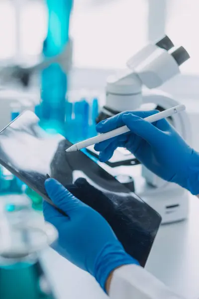 医学发展实验室 白种人女科学家显微镜下观察 分析Petri Dish样本 高级制药实验室从事医学 生物技术研究的专家 — 图库照片