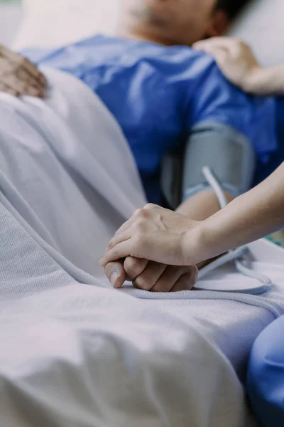 Γιατρός Ελέγξτε Επάνω Μετά Από Χειρουργική Επέμβαση Γιατρός Αγγίζοντας Χέρι — Φωτογραφία Αρχείου