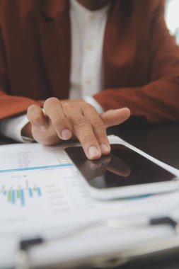 Toplantı odasında birlikte çalışan iş adamları, takım çalışması arka plan çizelgeleri ve grafikler, çift pozlama başarılı takım çalışması, iş planlama konsepti.