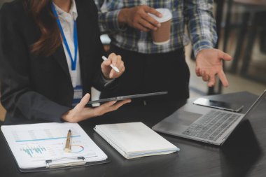 Toplantı odasında birlikte çalışan iş adamları, takım çalışması arka plan çizelgeleri ve grafikler, çift pozlama başarılı takım çalışması, iş planlama konsepti.