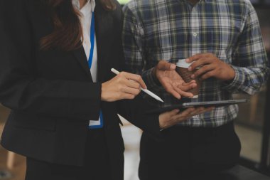 Denetim konsepti, Yönetici iş adamı mali müfettiş ve sekreter hesaplama dengesi raporları hazırlıyorlar. İç Gelir Servisi kontrol belgesi.