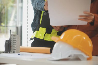 Mühendis Ekibi Toplantısı, Çizim Çalışma Alanı, İnşaat ve Yapı Konsepti 'ndeki model oluşturma ve mühendislik araçları üzerinde ortakla birlikte çalışarak proje için plan toplantısı üzerinde çalışıyor.