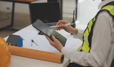 Mühendis Ekibi Toplantısı, Çizim Çalışma Alanı, İnşaat ve Yapı Konsepti 'ndeki model oluşturma ve mühendislik araçları üzerinde ortakla birlikte çalışarak proje için plan toplantısı üzerinde çalışıyor.