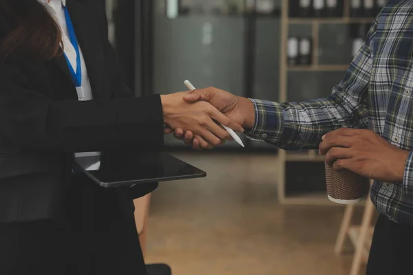 ビジネス合併と買収のチームワークのためのビジネス握手 交渉の成功 提携とビジネス契約の概念を祝うためにパートナーと2人のビジネスマン握手 — ストック写真