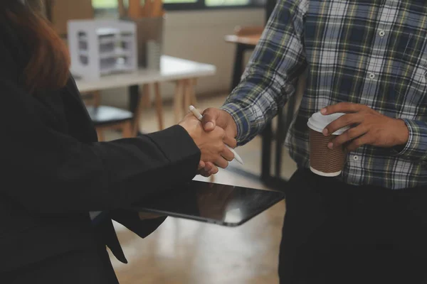 ビジネス合併と買収のチームワークのためのビジネス握手 交渉の成功 提携とビジネス契約の概念を祝うためにパートナーと2人のビジネスマン握手 — ストック写真