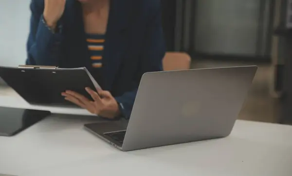 Asian Businesswoman Using Laptop Computer Working Office Calculator Document Desk —  Fotos de Stock
