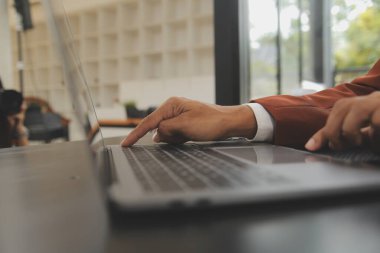 Toplantı odasında birlikte çalışan iş adamları, takım çalışması arka plan çizelgeleri ve grafikler, çift pozlama başarılı takım çalışması, iş planlama konsepti.