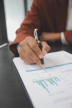 Toplantı odasında birlikte çalışan iş adamları, takım çalışması arka plan çizelgeleri ve grafikler, çift pozlama başarılı takım çalışması, iş planlama konsepti.