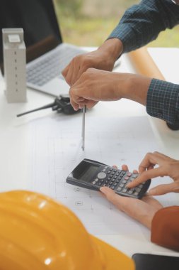 Mühendis Ekibi Toplantısı, Çizim Çalışma Alanı, İnşaat ve Yapı Konsepti 'ndeki model oluşturma ve mühendislik araçları üzerinde ortakla birlikte çalışarak proje için plan toplantısı üzerinde çalışıyor.