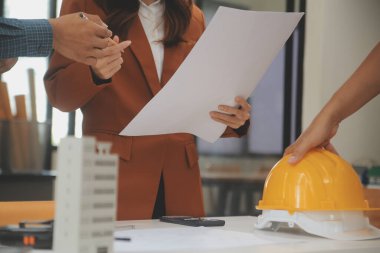 Mühendis Ekibi Toplantısı, Çizim Çalışma Alanı, İnşaat ve Yapı Konsepti 'ndeki model oluşturma ve mühendislik araçları üzerinde ortakla birlikte çalışarak proje için plan toplantısı üzerinde çalışıyor.