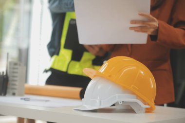 Mühendis Ekibi Toplantısı, Çizim Çalışma Alanı, İnşaat ve Yapı Konsepti 'ndeki model oluşturma ve mühendislik araçları üzerinde ortakla birlikte çalışarak proje için plan toplantısı üzerinde çalışıyor.