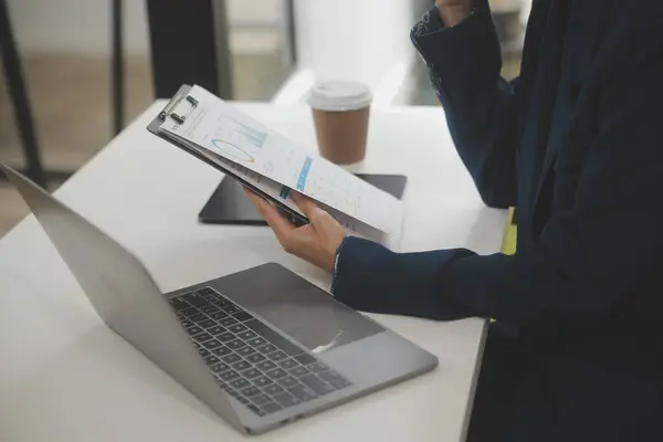 Ázsiai Üzletasszony Laptopot Használ Irodai Munkát Végez Számológéppel Asztalon Pénzügyi — Stock Fotó