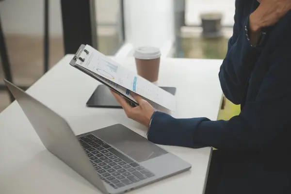 Ázsiai Üzletasszony Laptopot Használ Irodai Munkát Végez Számológéppel Asztalon Pénzügyi — Stock Fotó