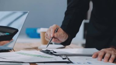 İş ekibi masadaki mali verileri tartışıyor