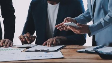 Yakın plan. Ofiste bir grup genç iş adamı var. Ekip ofiste çalışıyor..