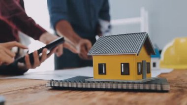 Modellerin masasında mimar konsepti.