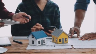 Emlakçı ev modelini gösteriyor.