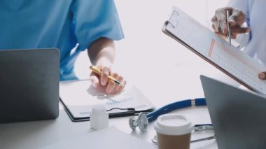 Doktorlar hastanın teşhisini tartışıyorlar.