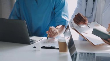 Yakın plan - doktorlar tartışıyor ve tablet gösteriyor