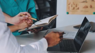 Genç kadın doktor elinde dosya tutuyor.