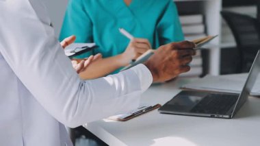 Kadın doktor ofisinde dijital tablet ile çalışma