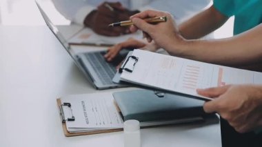 Doktor deftere yazıyor.