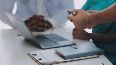 Doktorlar bir hastanın sağlık sonuçlarını tartışıyor.