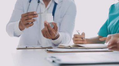 Doktor ve hemşireyi kapatın ve sağlık raporlarını tartışın.