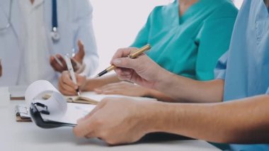 Doktor ve hasta elleri muayene sonuçlarını tartışıyor