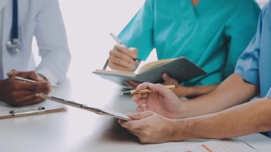 Hastane odasında doktor ve hastaya yakın çekim. tıbbi konsept