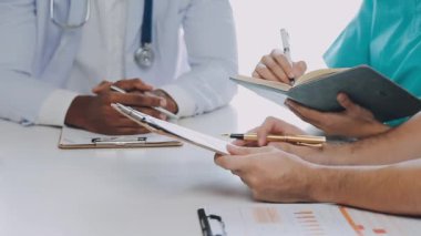 Doktor panoya yazı yazıyor.