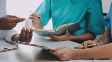 Doktor ve tıbbi ekip ofisinde toplanıyor.