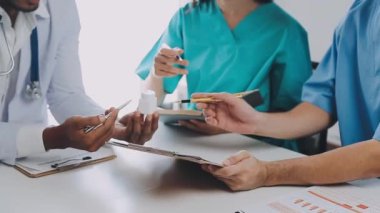 Klinikte bir grup doktor buluşuyor..