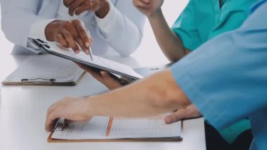 Yakın çekim - Tıp doktorlarının elleri pano tutuyor