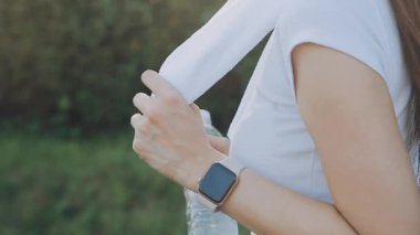 Akıllı saat kullanan genç bir kadın.