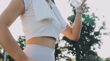 kadın beyaz havlu ile