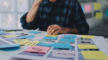 yaratıcı tasarımcı ofiste yeni bir proje üzerinde çalışıyor.