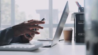 Dizüstü bilgisayarda çalışan adam