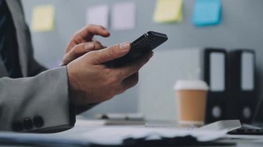 Kullanma Smartphone modern office iş adamı