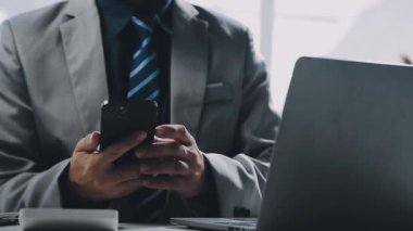 İşadamı dizüstü bilgisayarla çalışıyor