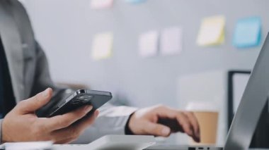 Ofisteki masadaki akıllı telefonu kullanarak erkek elini kapat.