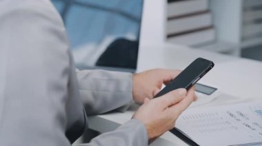 İş adamları finansal tabloları tartışıyor ve modern ofiste dizüstü bilgisayar kullanıyorlar..