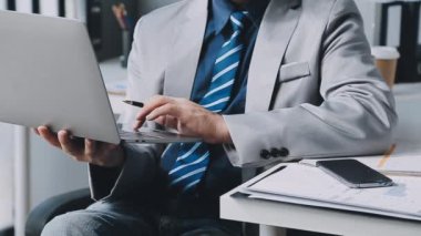 Dizüstü bilgisayarı olan bir iş adamı