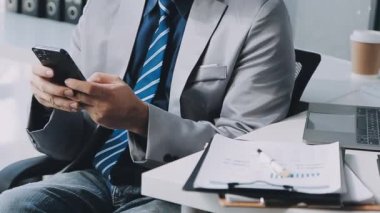 Modern ofiste mobil tablet kullanan iş adamı