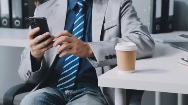 Cep telefonu kullanan bir iş adamı.