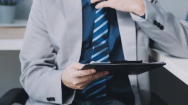 Dijital tablet kullanan işadamı