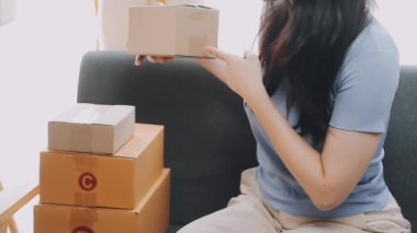 Kadın elinde bir paket tutuyor.
