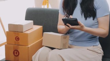 Asyalı kadın evde akıllı telefonuyla online alışveriş yapıyor. çevrimiçi mağaza kavramı.