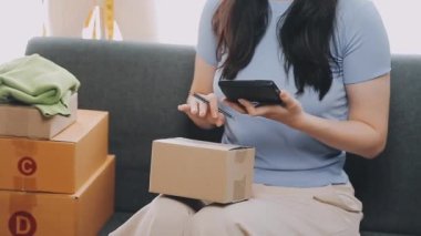 Paket teslimatı için Asyalı kadın paketleme kutusu.