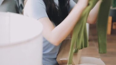 Yeşil bezini temizleyen kadın.